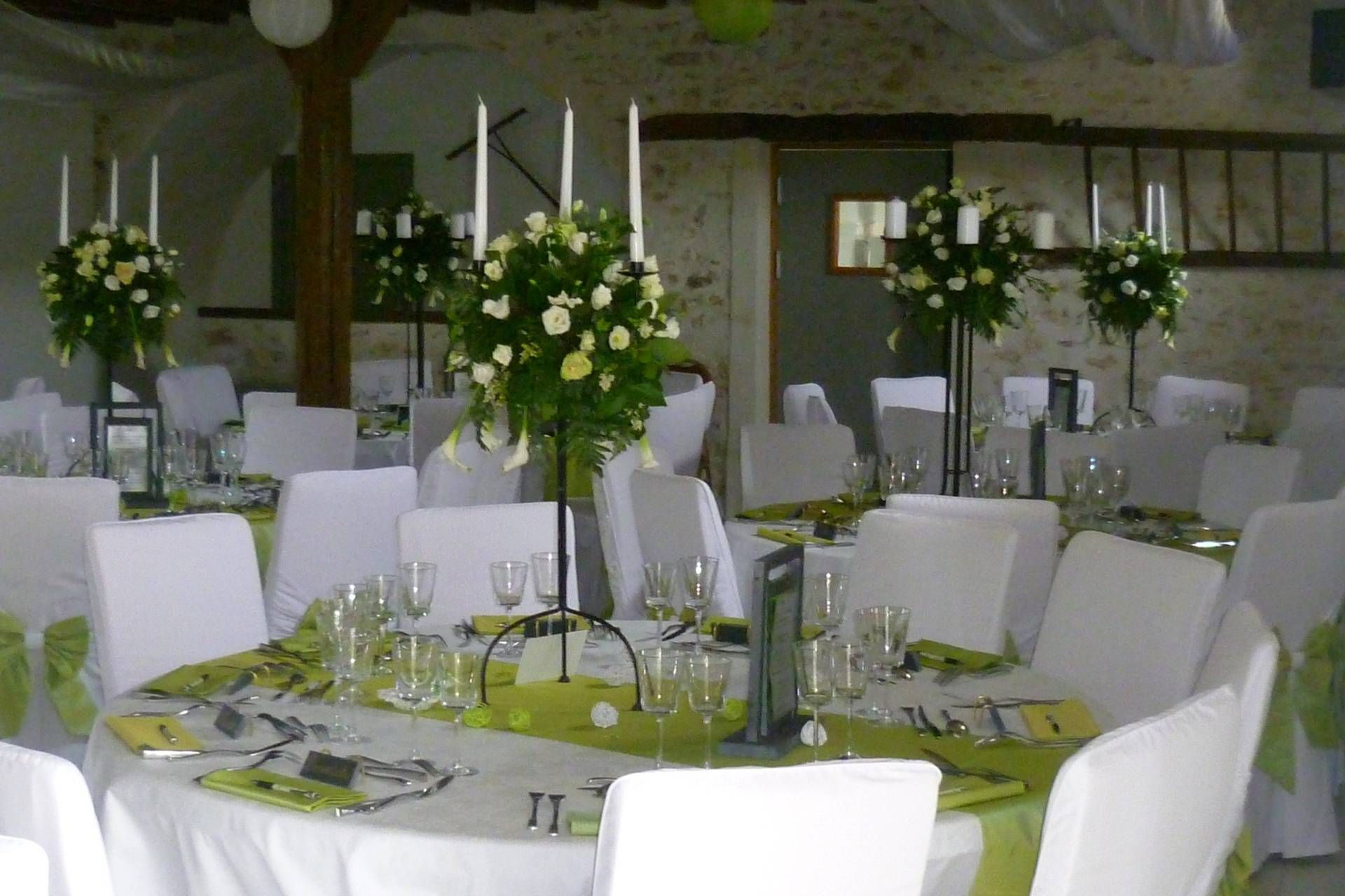 Tables dressées dans la salle de réception