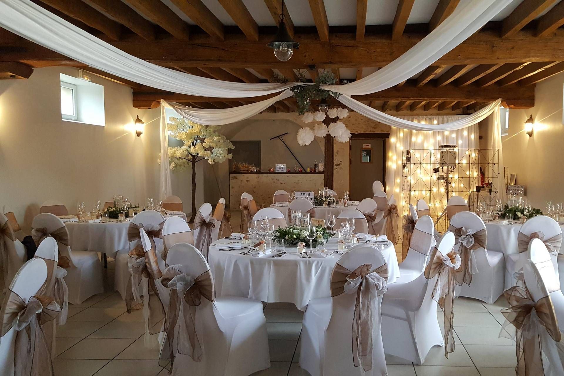 La salle de réception de 162 m² dressée pour un mariage