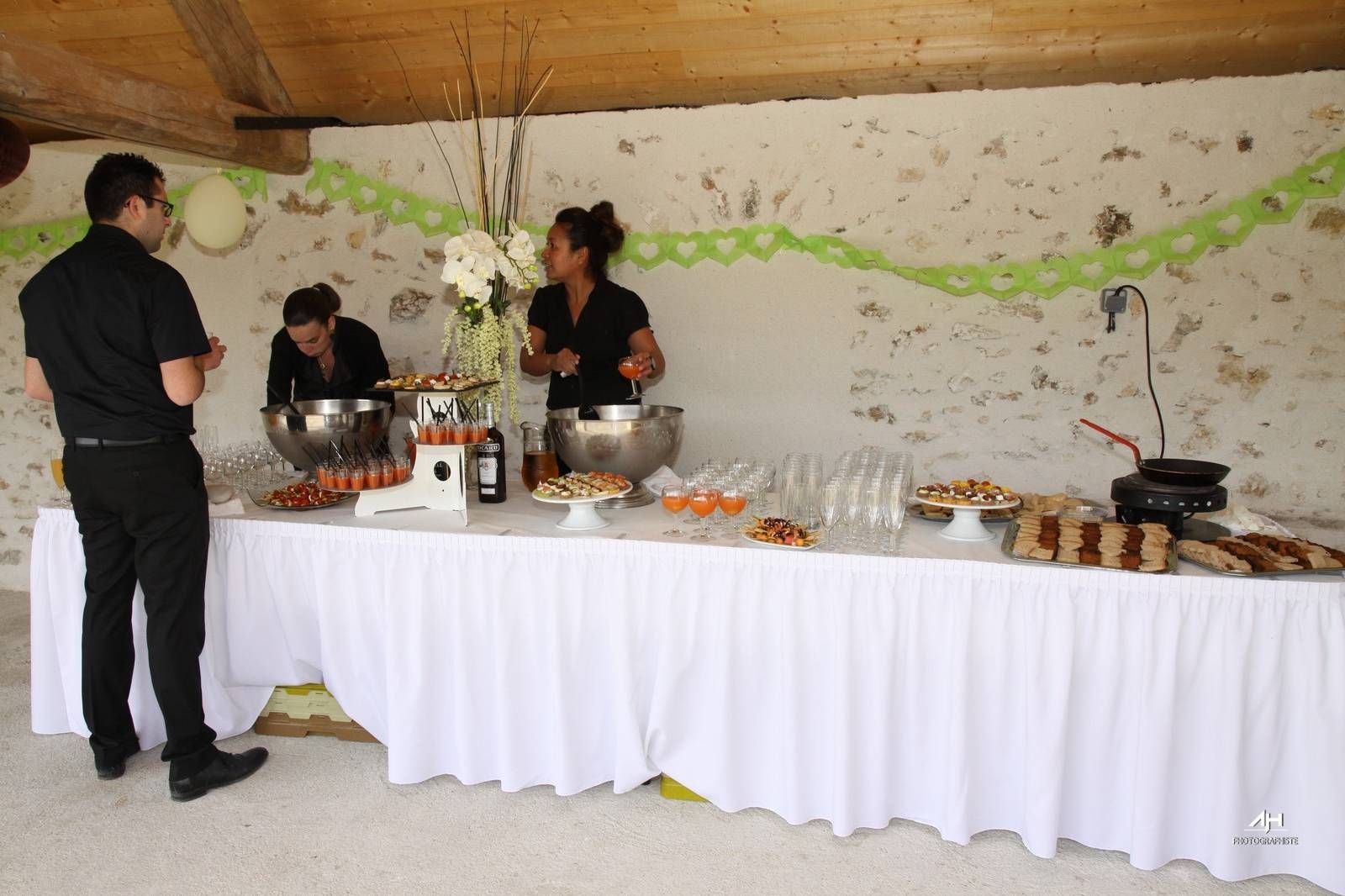 Service du cocktail dans la salle ouverte sur la cour